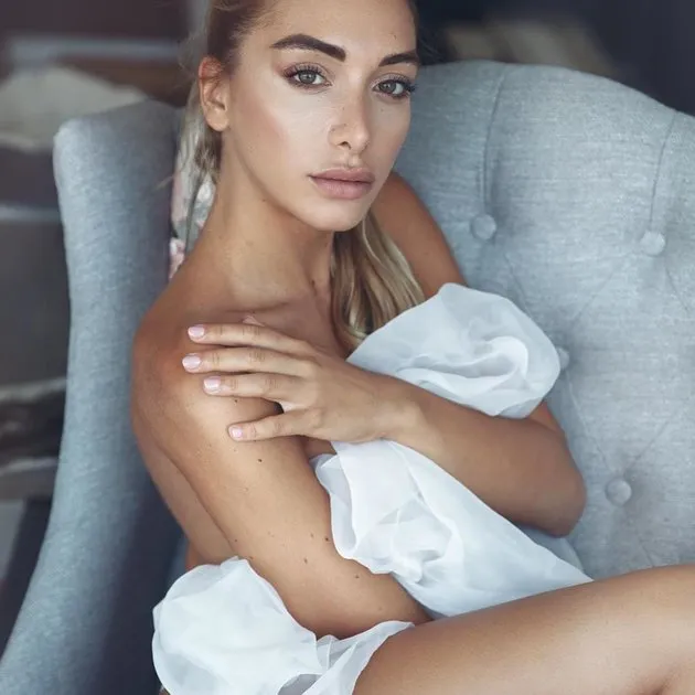 Người đẹp từng đá xéo 'cậu nhỏ' của Ronaldo đón Hè bằng ảnh... nude - Bóng Đá