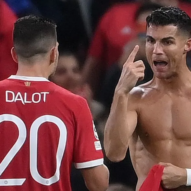 Diogo Dalot disagrees with Gary Neville statement about Manchester United and Cristiano Ronaldo - Bóng Đá