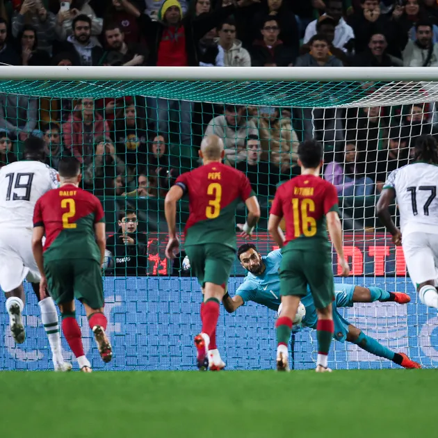 Fernandes bùng cháy với cú đúp, Bồ Đào Nha thắng đậm dù không có Ronaldo - Bóng Đá