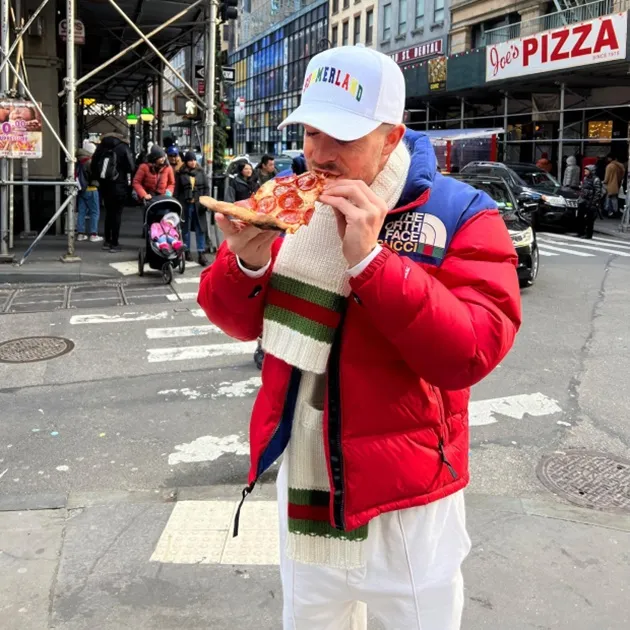 Jack Grealish eats pizza in New York as he and girlfriend Sasha Attwood enjoy holiday after World Cup - Bóng Đá