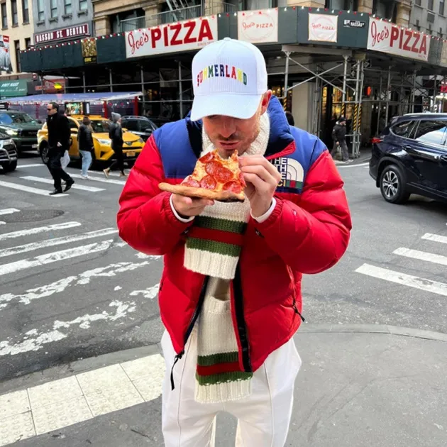 Jack Grealish eats pizza in New York as he and girlfriend Sasha Attwood enjoy holiday after World Cup - Bóng Đá
