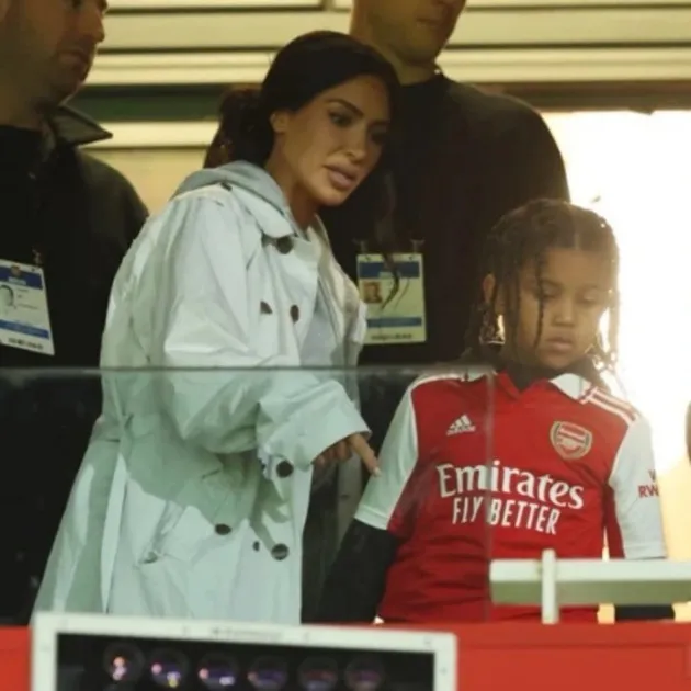 Kim Kardashian khiến người hâm mộ choáng váng trong trận đấu với Arsenal - Bóng Đá