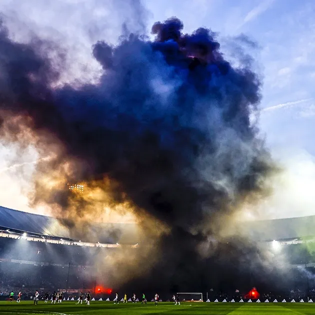 Feyenoord vs Ajax stopped TWICE as ex-Prem star bleeding after object thrown from crowd and stadium flooded with smoke - Bóng Đá