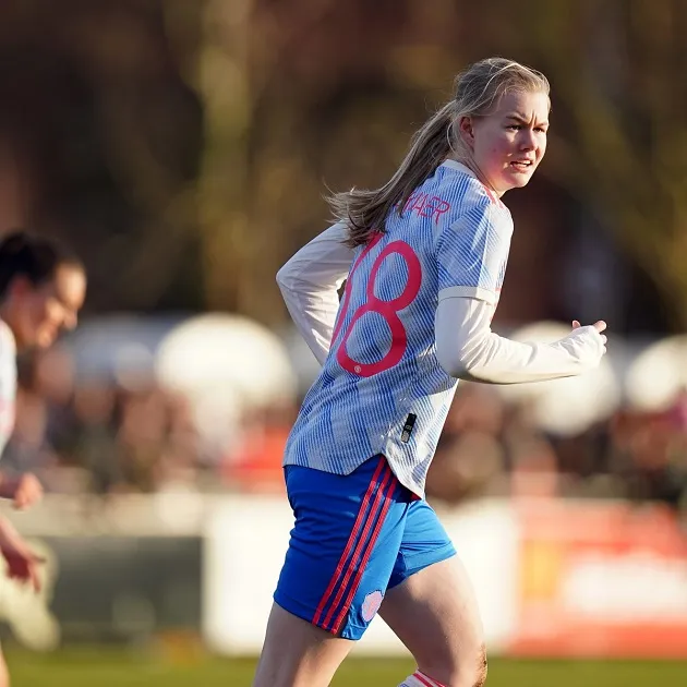 Ole Gunnar Solskjaer watches on as his daughter Karna secures the WSL Academy League title with Manchester United Women U21s - Bóng Đá