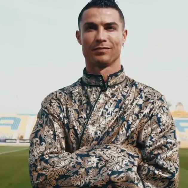 Cristiano Ronaldo wields sword and wears traditional dress  - Bóng Đá