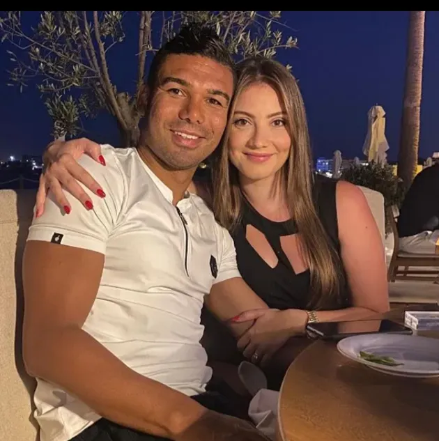 Meet new Man Utd star Casemiro’s stunning wife - Bóng Đá