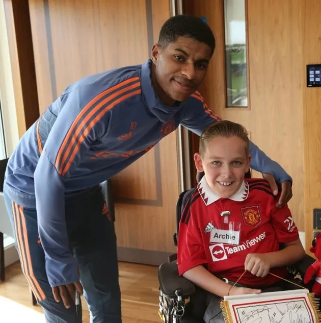 Man Utd aces in delighting children with serious illnesses on Carrington visit - Bóng Đá