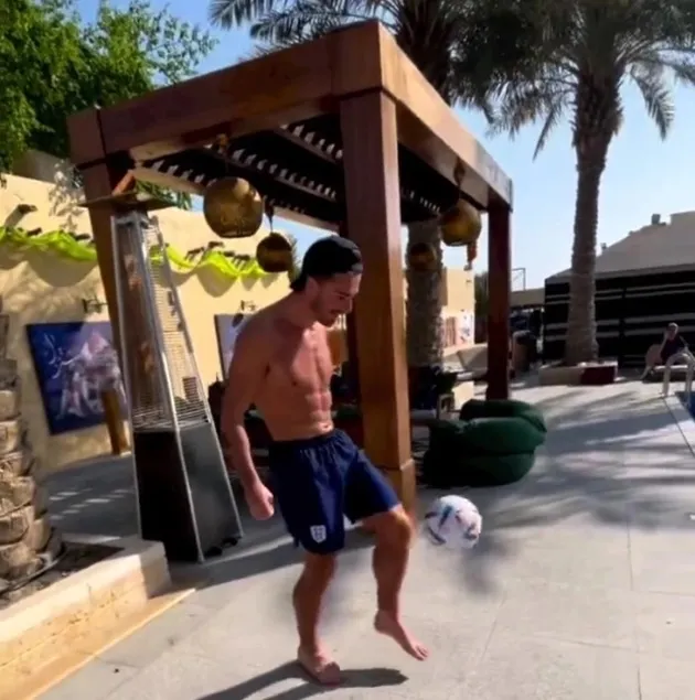 Jack Grealish and Declan Rice do keepie-uppies over England hotel POOL - Bóng Đá