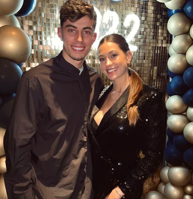 Kai Havertz kisses girlfriend Sophia - Bóng Đá