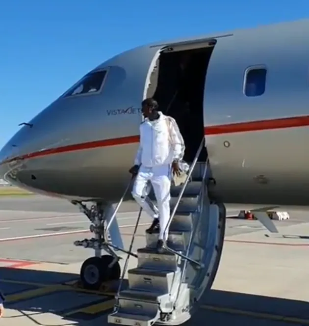 Paul Pogba mobbed by Juventus fans after touching down in Turin - Bóng Đá