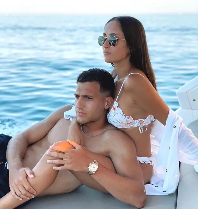 Diogo Dalot announces engagement to stunning partner Claudia Lopes - Bóng Đá