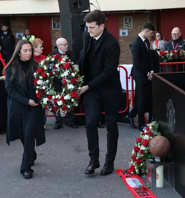 Erik ten Hag and Harry Maguire mark 65th anniversary of the Munich air  - Bóng Đá