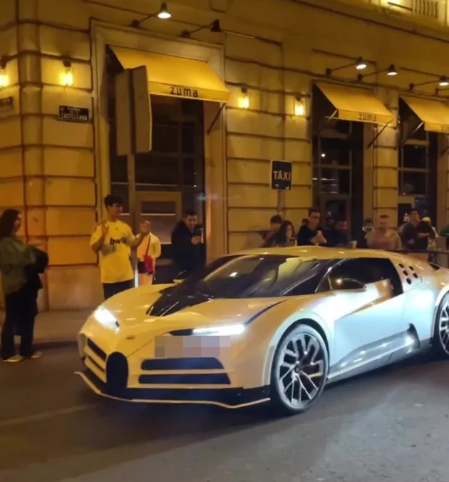 Cristiano Ronaldo mobbed by fans as he drives his mega-rare £8.8million Bugatti Centodieci through Madrid - Bóng Đá