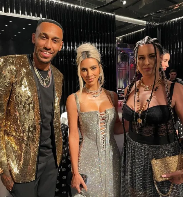 LOOKS DASHING Pierre-Emerick Aubameyang hangs out with Kim Kardashian as Chelsea star and wife attend Dolce & Gabbana SS23 show - Bóng Đá