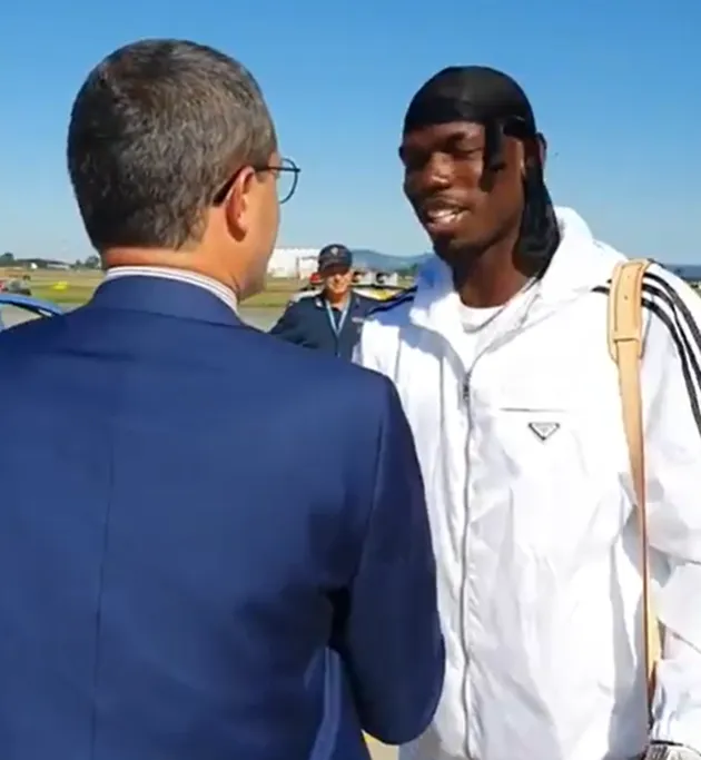 Paul Pogba mobbed by Juventus fans after touching down in Turin - Bóng Đá