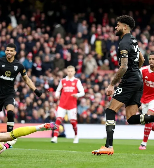 Sky Sports' Sam Blitz at the Emirates Stadium Arteta is cutting a frustrated figure on the bench - Bóng Đá