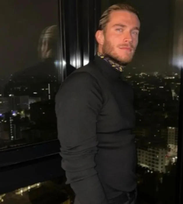 Loris Karius dresses up for Christmas dinner - Bóng Đá