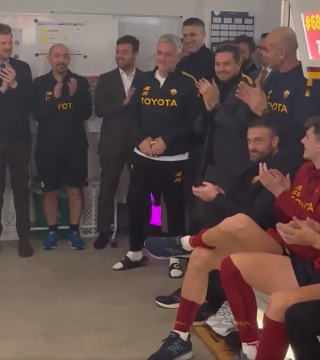 Jose Mourinho given cake and standing ovation by Roma players - Bóng Đá