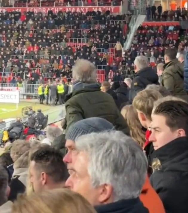 Watch Sevilla keeper fight with pitch invader after PSV hooligan tries to attack - Bóng Đá