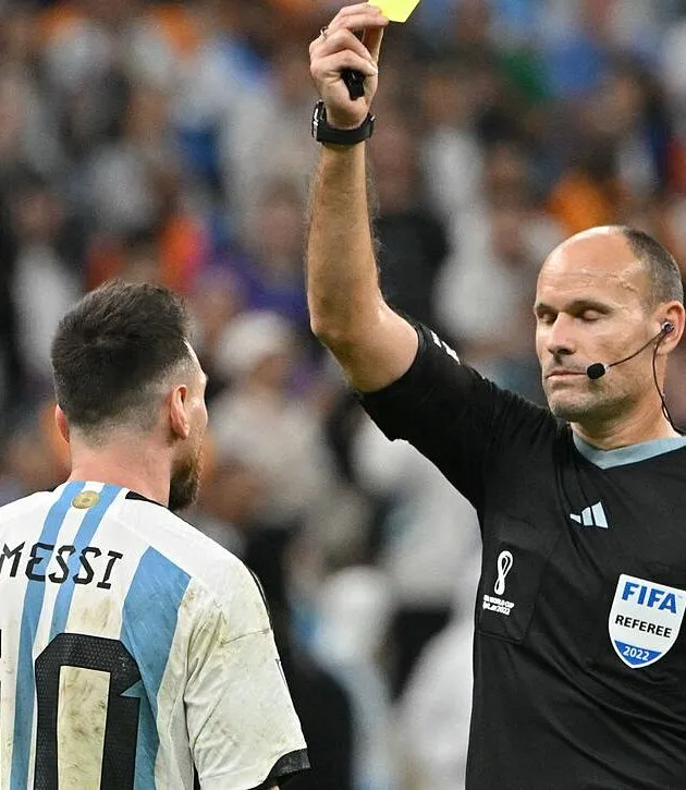 Controversial World Cup ref 'to retire' after angering Lionel Messi - Bóng Đá