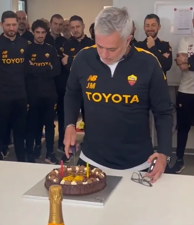 Jose Mourinho given cake and standing ovation by Roma players - Bóng Đá