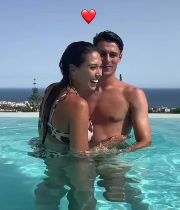 Kepa’s stunning Miss Universe girlfriend Andrea - Bóng Đá