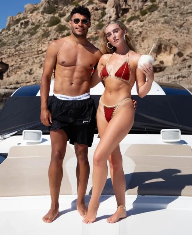 Alex Oxlade-Chamberlain shares snap of him and Perrie Edwards with baby son Axel - Bóng Đá