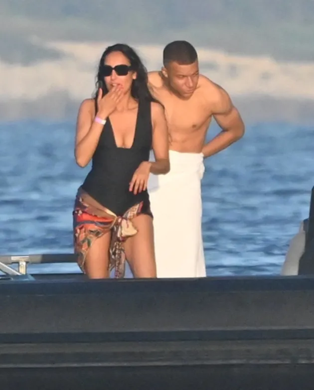 Kylian Mbappe takes post-season break on yacht with bikini-clad babes - Bóng Đá