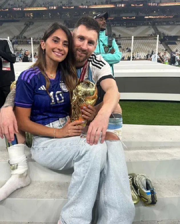 Lionel Messi cat who got the cream as he reunites with wife Antonela Roccuzzo and sons to celebrate World Cup win - Bóng Đá