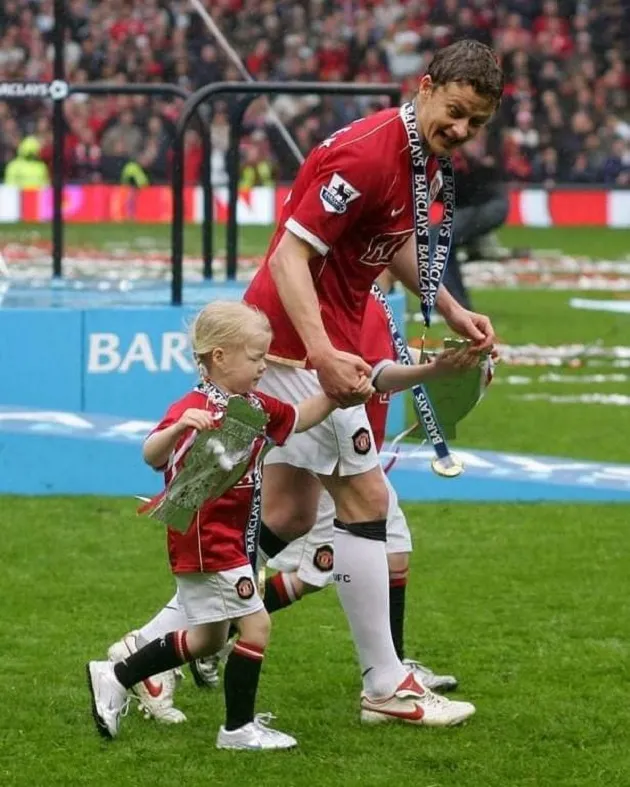 Ole Gunnar Solskjaer watches on as his daughter Karna secures the WSL Academy League title with Manchester United Women U21s - Bóng Đá