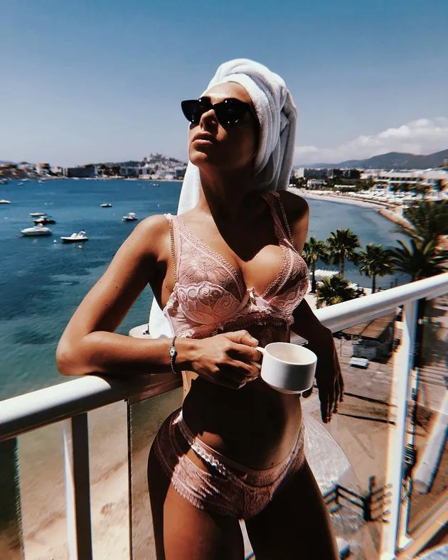 Người đẹp từng đá xéo 'cậu nhỏ' của Ronaldo đón Hè bằng ảnh... nude - Bóng Đá