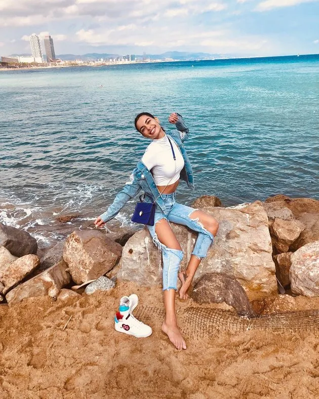 Vợ Dani Alves hối hận vì... ngực khủng - Bóng Đá