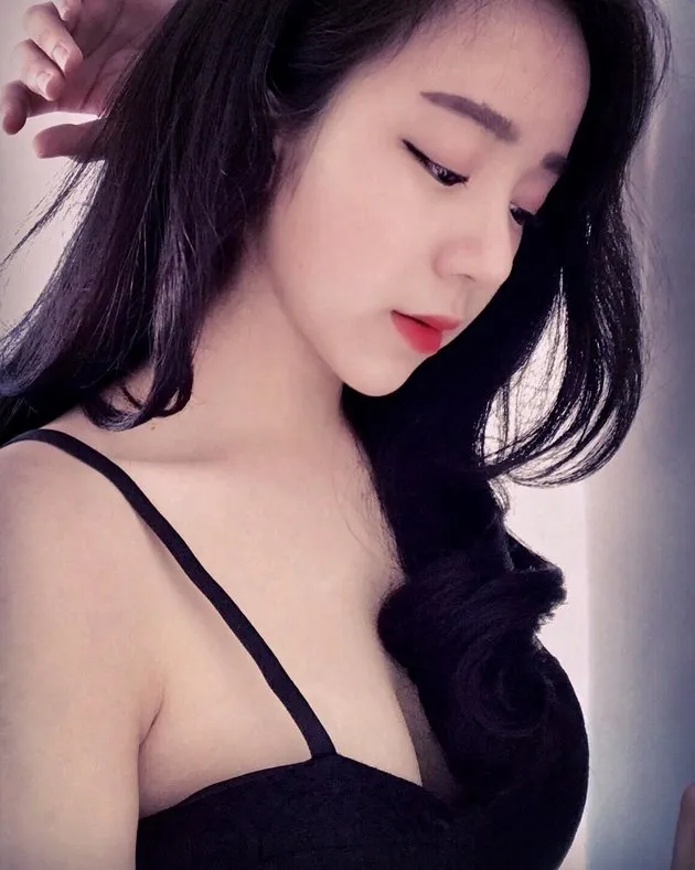 'Hot girl ngủ gật' lại đốt mắt fan bằng loạt ảnh đồ ngủ nóng bỏng - Bóng Đá