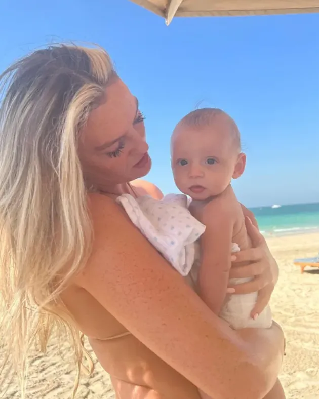 Alex Oxlade-Chamberlain shares snap of him and Perrie Edwards with baby son Axel - Bóng Đá