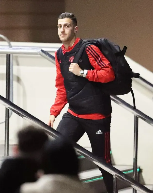 Man Utd players and Ralf Rangnick arrive at Lowry Hotel amid growing unrest - Bóng Đá