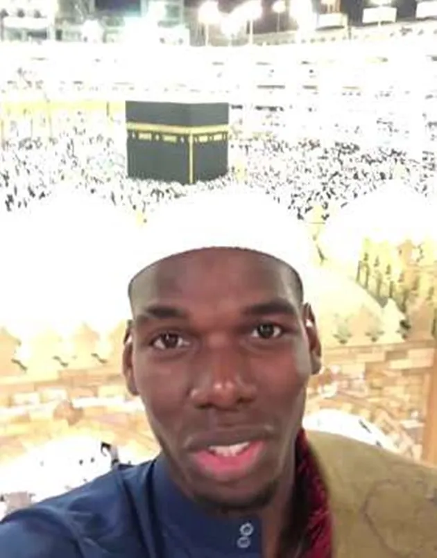Mặc tin đồn rời M.U, Pogba tươi cười đến với đất Thánh - Bóng Đá