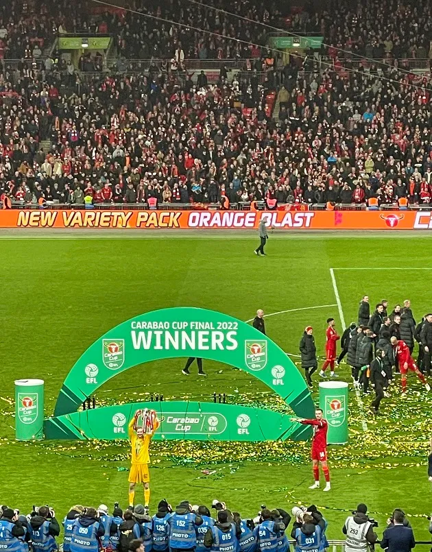 Jordan Henderson handed Caoimhin Kelleher the trophy - Bóng Đá