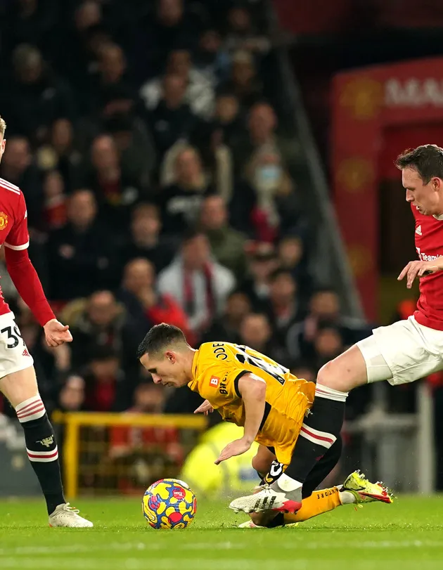 Danny Mills has claimed it is “bizarre and incredible” Phil Jones is still a Man United player. - Bóng Đá