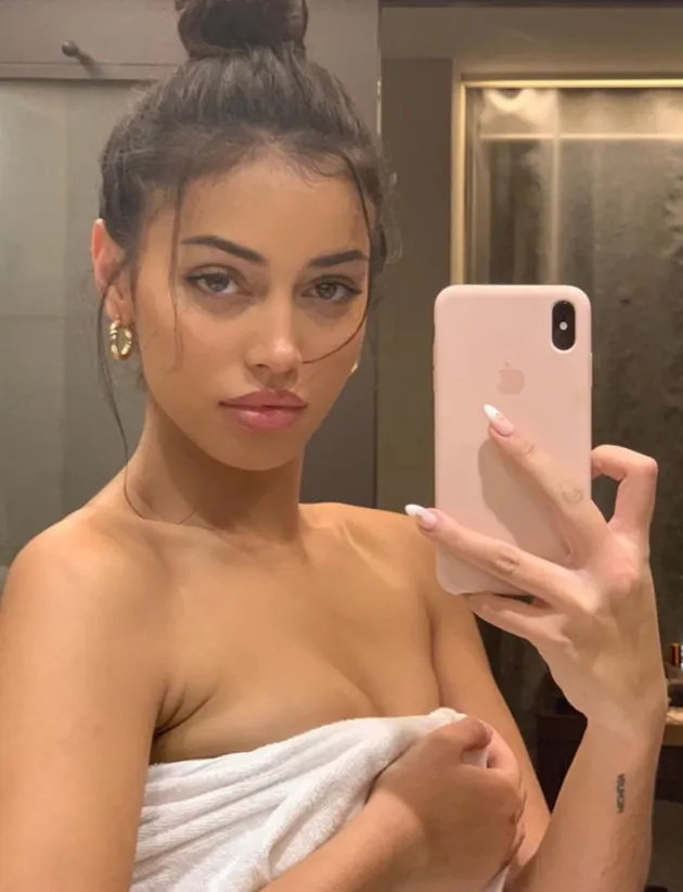 Dele Alli kisses stunning girlfriend Cindy Kimberly - Bóng Đá