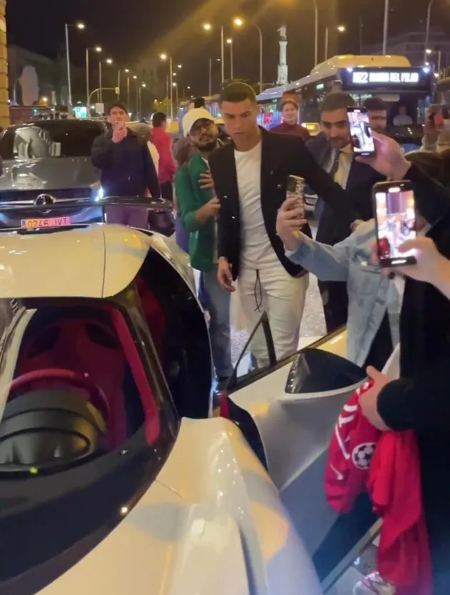 Cristiano Ronaldo mobbed by fans as he drives his mega-rare £8.8million Bugatti Centodieci through Madrid - Bóng Đá