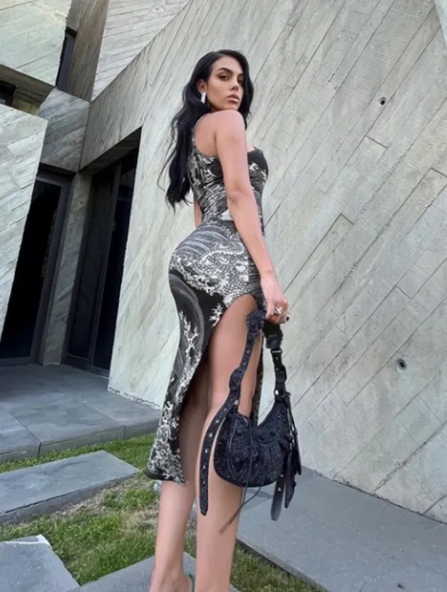 Georgina Rodriguez shows off her bum - Bóng Đá