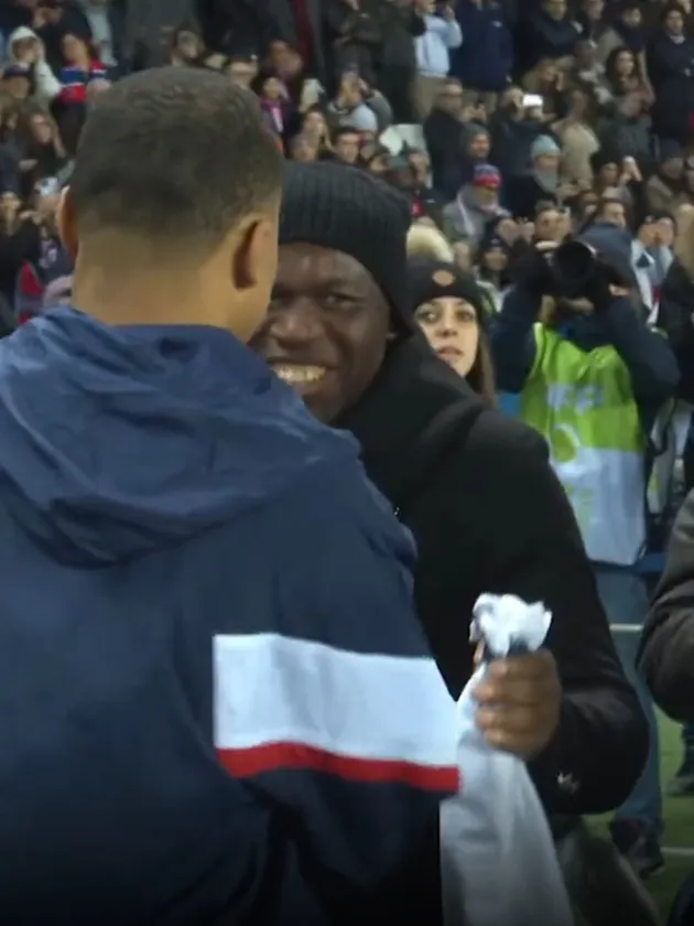 Mbappe được PSG tri ân - Bóng Đá