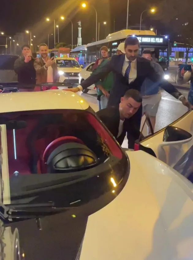 Cristiano Ronaldo mobbed by fans as he drives his mega-rare £8.8million Bugatti Centodieci through Madrid - Bóng Đá