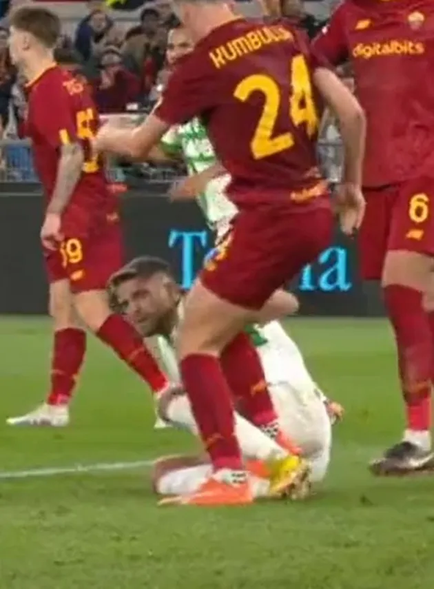 Roma clash with Sassuolo descends into chaos after two players kick each other in the groin - Bóng Đá