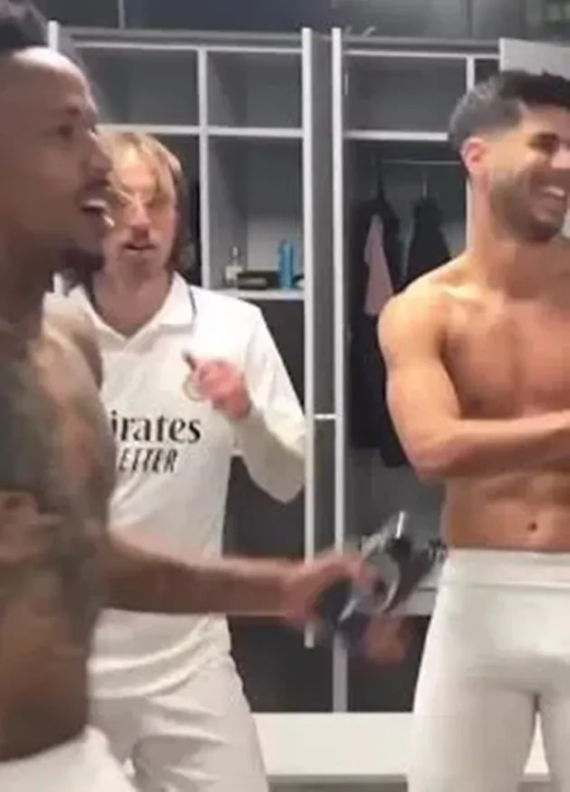 Inside Real Madrid’s incredible dressing room celebrations after Barcelona win as players go wild after earning day off - Bóng Đá