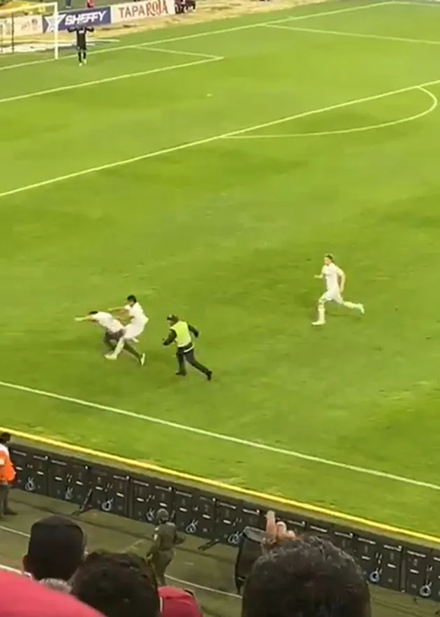 Shocking moment fan runs on to pitch and attacks Colombian football star - Bóng Đá