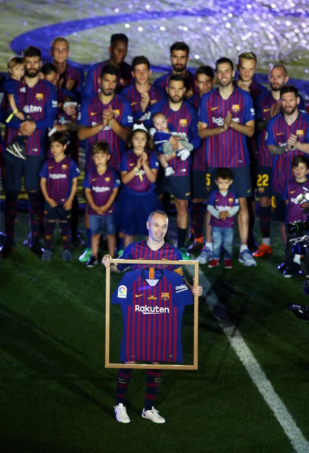 Iniesta khóc nức nở trong trận đấu cuối cùng dưới màu áo Barca - Bóng Đá