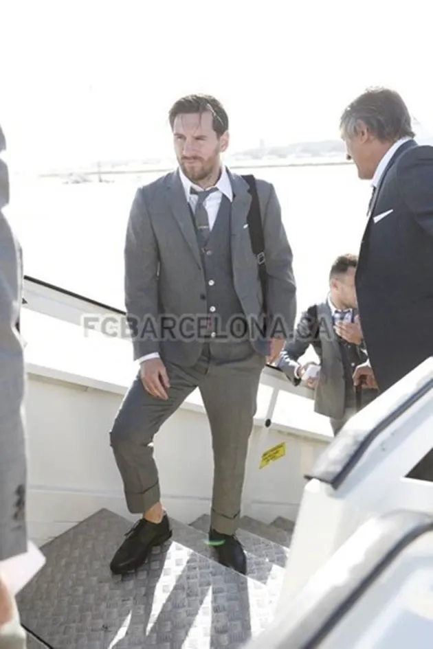 Messi như tài tử điện ảnh khi đặt chân tới London - Bóng Đá