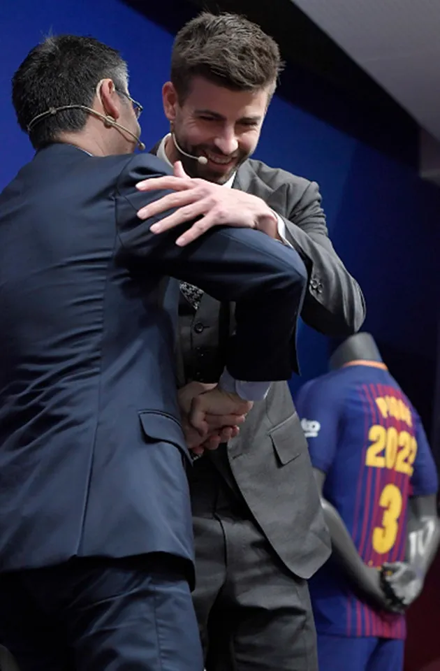 Pique rạng rỡ trong ngày công bố hợp đồng mới với Barcelona - Bóng Đá