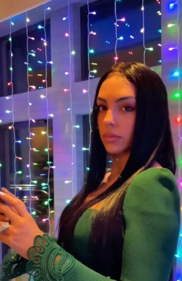 Stunning Georgina Rodriguez gets home ready for Xmas with Ronaldo away at World Cup - Bóng Đá